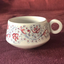 Carica l'immagine nel visualizzatore di Gallery, Maiolica Tea Cup with Saucer Umbrian Rose
