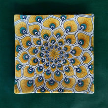 Carica l'immagine nel visualizzatore di Gallery, Square Dish 'Yellow Peacock Feathers'
