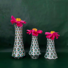 Carica l'immagine nel visualizzatore di Gallery, Flower vase footed cone 'Green Peacock Feathers'
